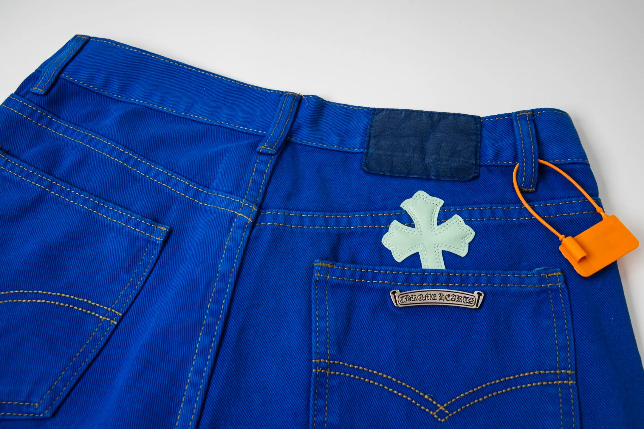 P270 Chrome hearts｜ch Chrome Hearts London-limited dopamine blue leather jeans - charming dopamine personality jeans, indispensable for fashionistas, the same model for celebrities, and a model touted by many bloggers. This new pair of pants is perfect in terms of shape and upper body. It is no exaggeration to say that making a pair of jeans is equivalent to the time of making 20 short-sleeved jeans. The fabric is made of high-quality imported denim. It has a unique high-end texture. I am very satisfied with it after washing and proofing several times. Style number: 1751# Color: Dopamine blue Size: 28 30 32 34